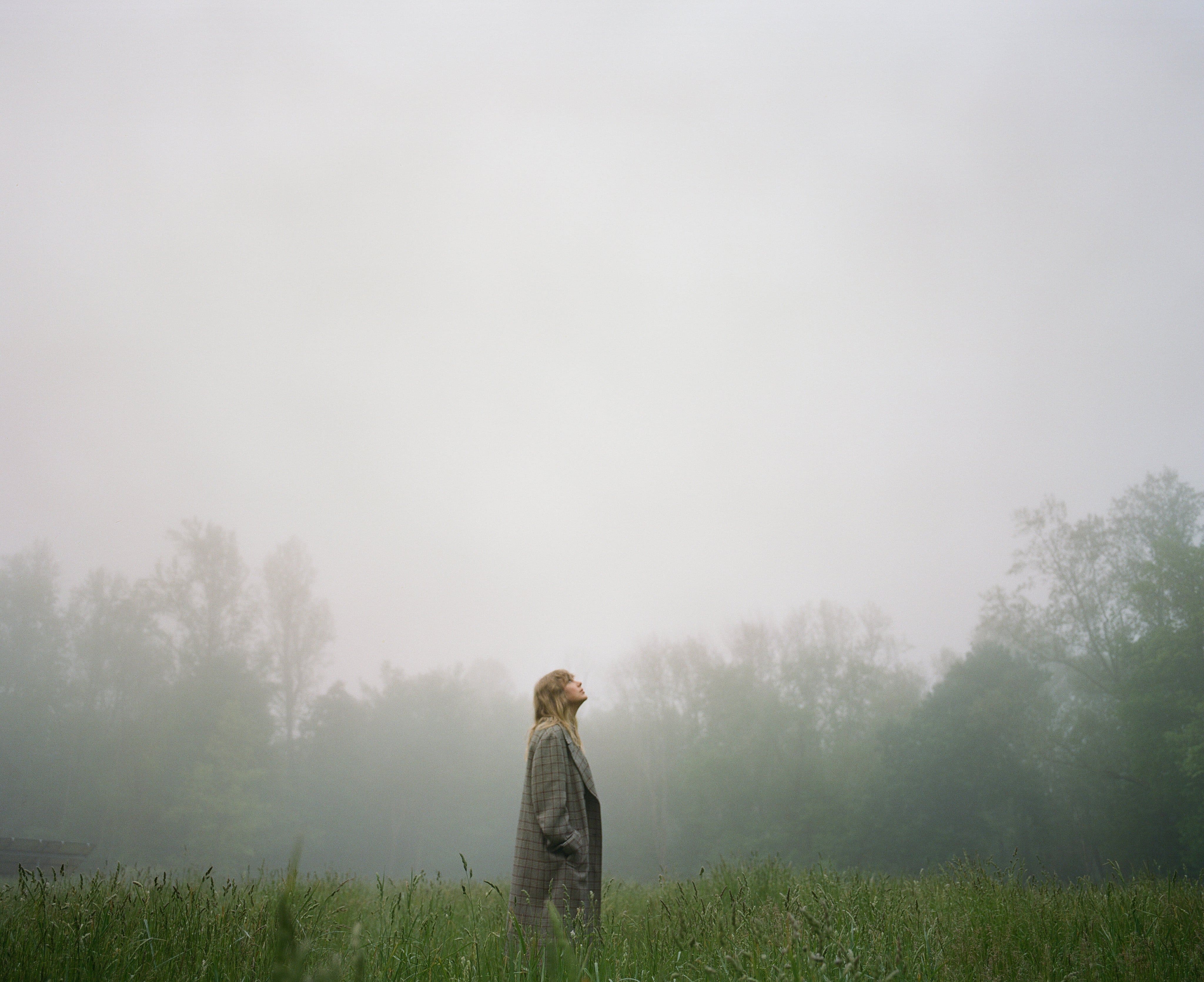 taylor swift standing in a field