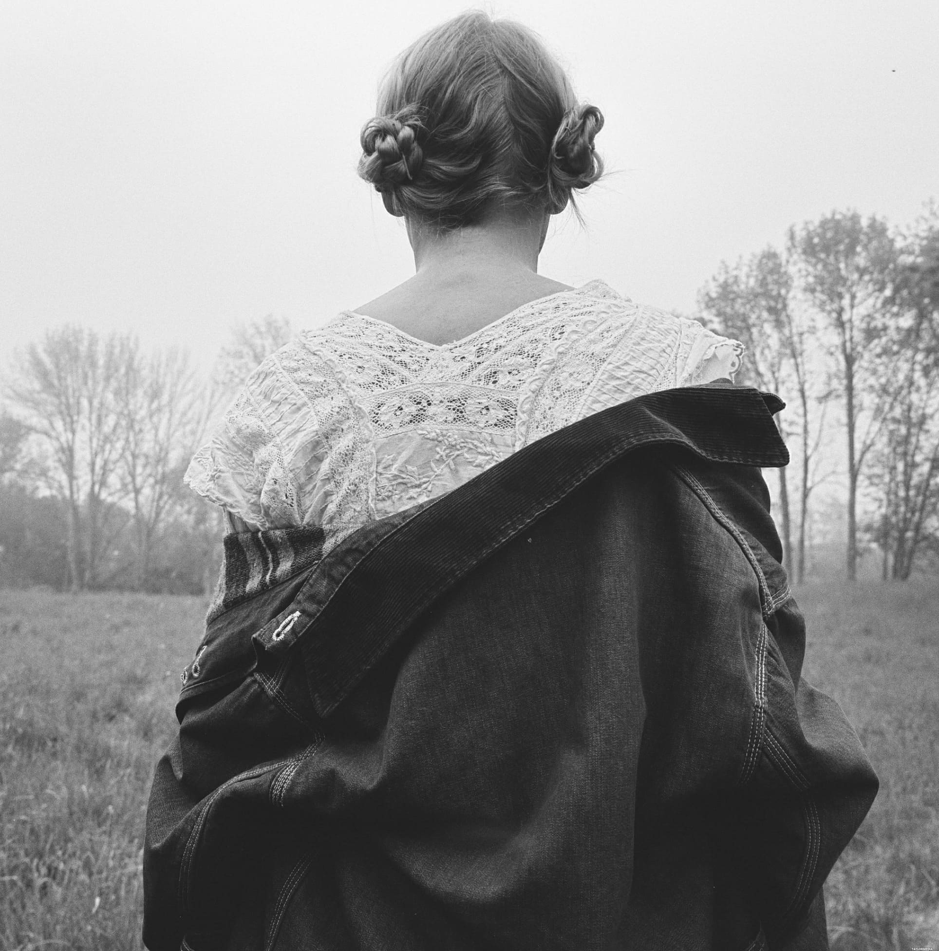 taylor swift standing in a field